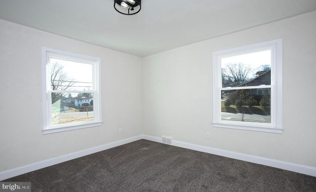 8050 CHAMBERS HILL RD, Harrisburg, PA 17111