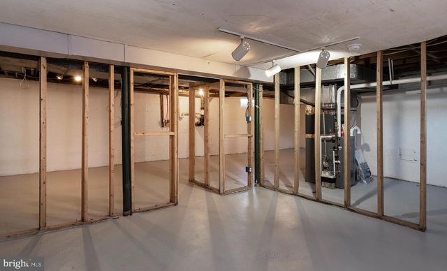 8050 CHAMBERS HILL RD, Harrisburg, PA 17111