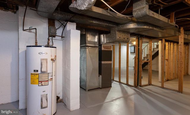 8050 CHAMBERS HILL RD, Harrisburg, PA 17111