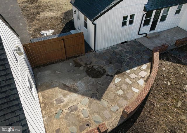 8050 CHAMBERS HILL RD, Harrisburg, PA 17111