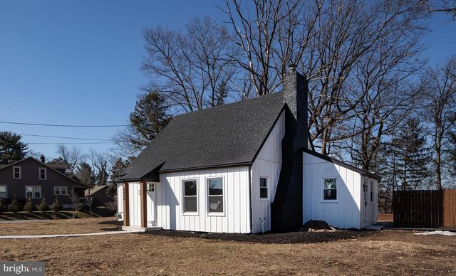 8050 CHAMBERS HILL RD, Harrisburg, PA 17111