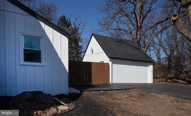 8050 CHAMBERS HILL RD, Harrisburg, PA 17111