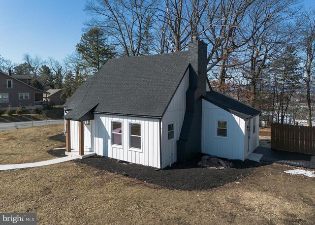 8050 CHAMBERS HILL RD, Harrisburg, PA 17111