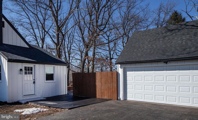 8050 CHAMBERS HILL RD, Harrisburg, PA 17111