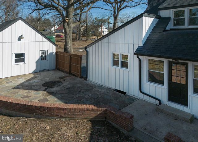 8050 CHAMBERS HILL RD, Harrisburg, PA 17111