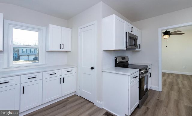 8050 CHAMBERS HILL RD, Harrisburg, PA 17111