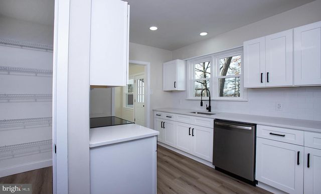 8050 CHAMBERS HILL RD, Harrisburg, PA 17111