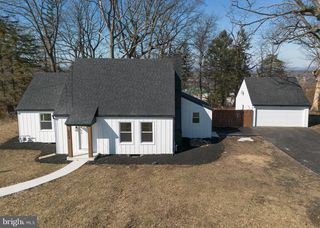 8050 CHAMBERS HILL RD, Harrisburg, PA 17111