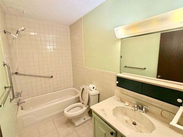 19 Country Club Dr Apt 9, Manchester, NH 03102