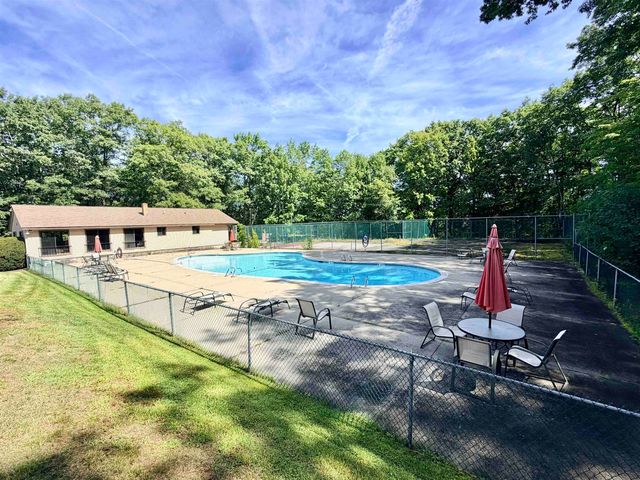 19 Country Club Dr Apt 9, Manchester, NH 03102