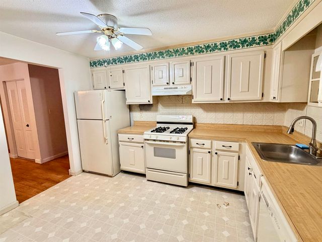 19 Country Club Dr Apt 9, Manchester, NH 03102