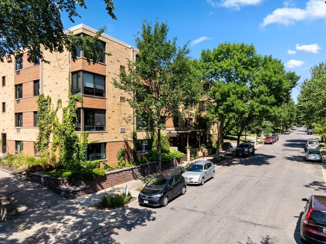 1912 Dupont Avenue S 105, Minneapolis, MN 55403