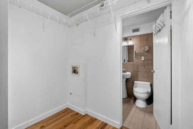 1912 Dupont Avenue S 105, Minneapolis, MN 55403