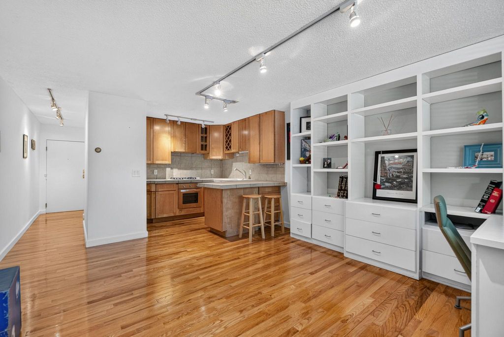 1912 Dupont Avenue S 105, Minneapolis, MN 55403
