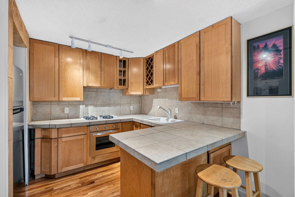 1912 Dupont Avenue S 105, Minneapolis, MN 55403 — photo 4