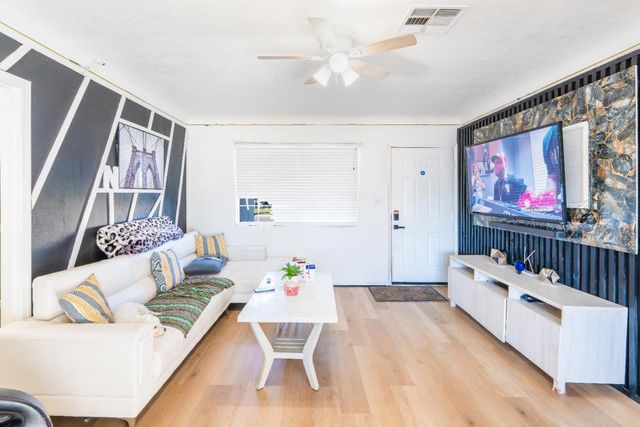 1413 W Fountain Way, Fresno, CA 93705