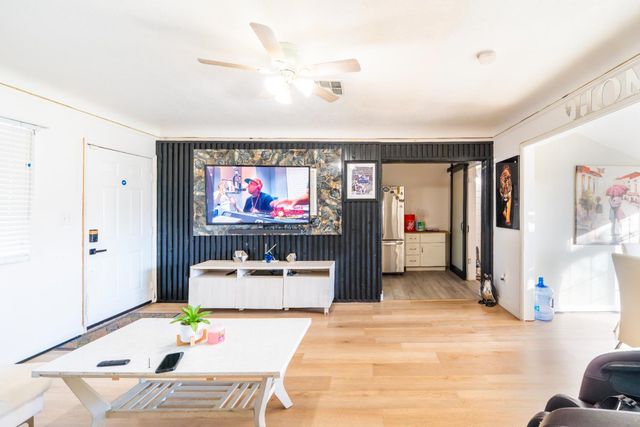 1413 W Fountain Way, Fresno, CA 93705