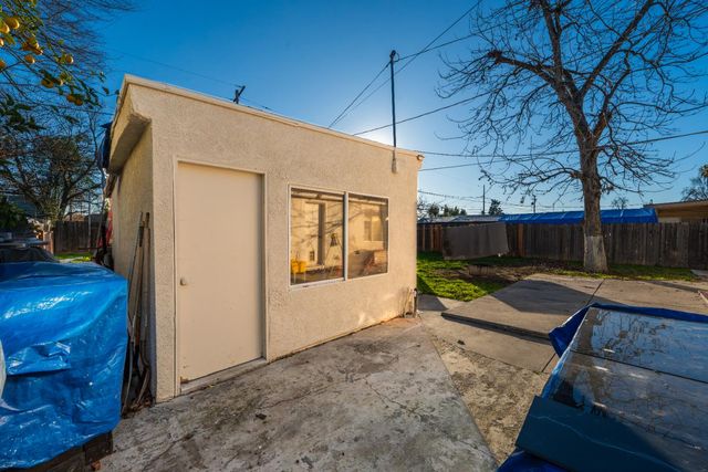 1413 W Fountain Way, Fresno, CA 93705