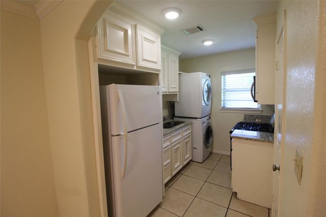 814 Mobile Drive B, Pasadena, TX 77506