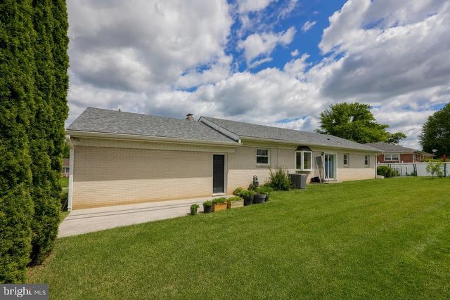 100 N LYNBROOK DR N, York, PA 17402