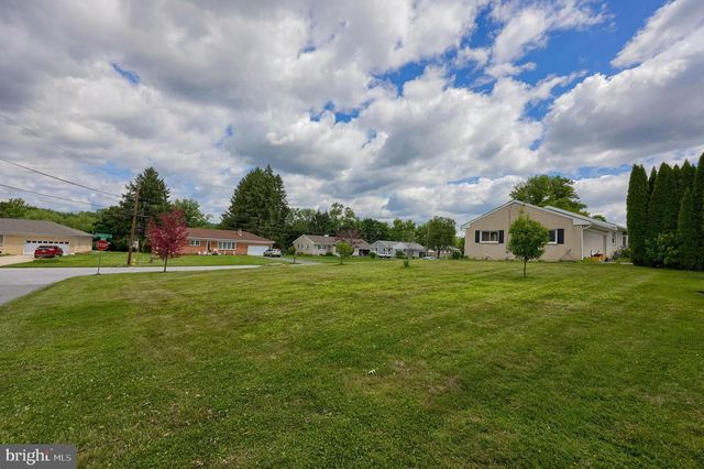 100 N LYNBROOK DR N, York, PA 17402