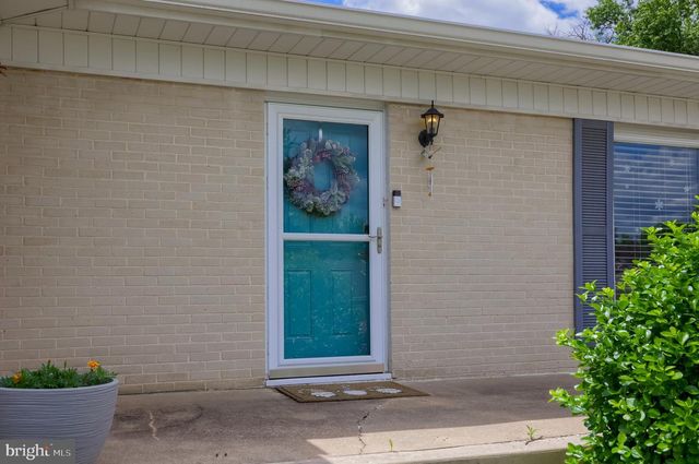 100 N LYNBROOK DR N, York, PA 17402