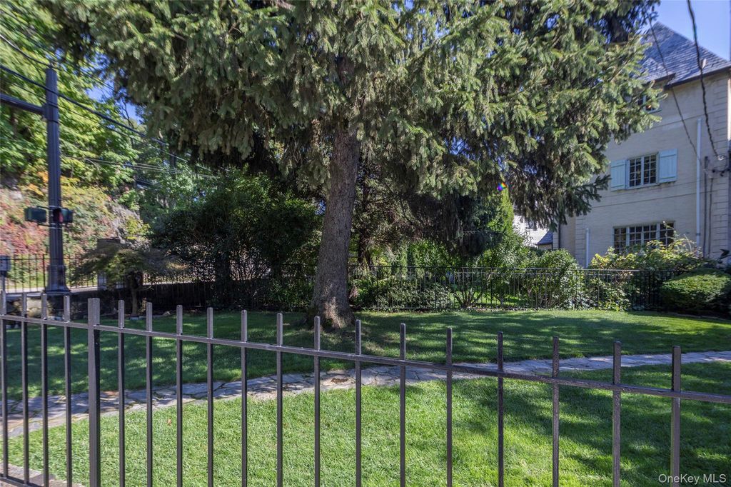 22 Normandy Terrace, Bronxville, NY 10708 — photo 2