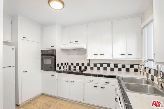 11725 Gilmore Street, North Hollywood (los Angeles), CA 91606