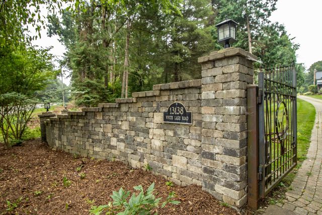 13138 White Lake Road, Fenton, MI 48430