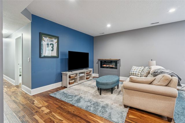 4609 Ashwood Drive, Urbandale, IA 50322