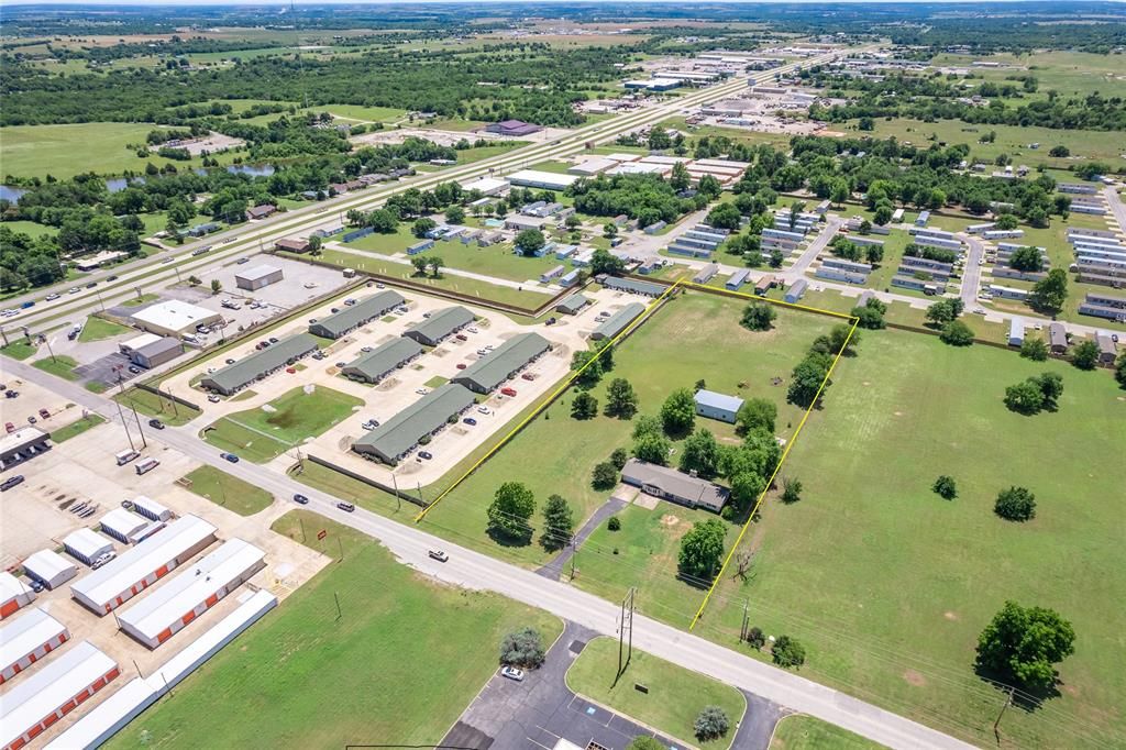 Image 1 of property listing at 523 W Country Club Road, Chickasha, OK 73018