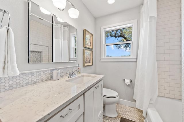 1610 Pace Bend RD N, Spicewood, TX 78669