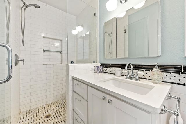 1610 Pace Bend RD N, Spicewood, TX 78669