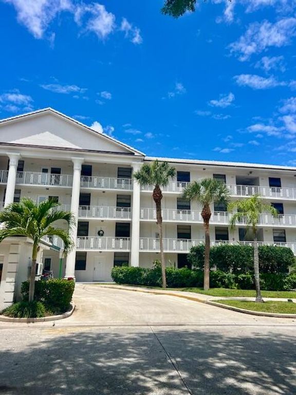 3635 Whitehall Drive 305, West Palm Beach, FL 33401
