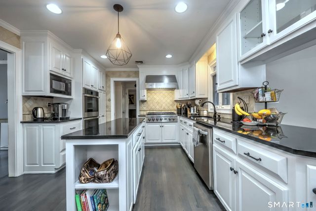 16 Wolf Tree Drive, Woodbridge, CT 06525