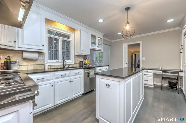 16 Wolf Tree Drive, Woodbridge, CT 06525
