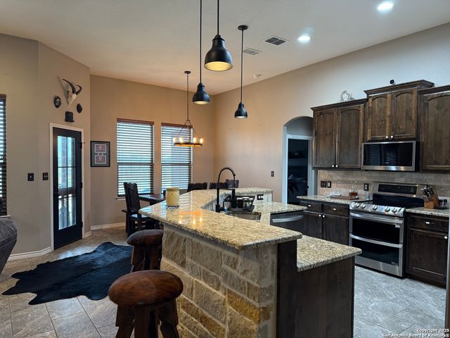 1745 CrookedCreek, Pleasanton, TX 78064