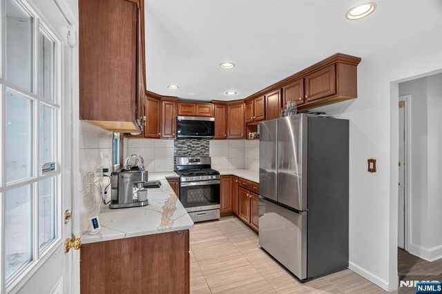 27 Grayson Place, Teaneck, NJ 07666