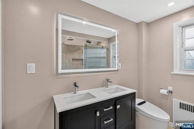 27 Grayson Place, Teaneck, NJ 07666