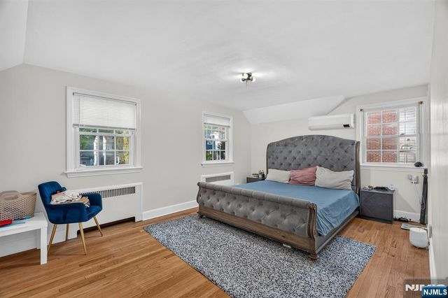 27 Grayson Place, Teaneck, NJ 07666