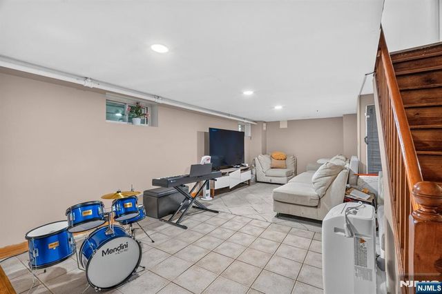 27 Grayson Place, Teaneck, NJ 07666