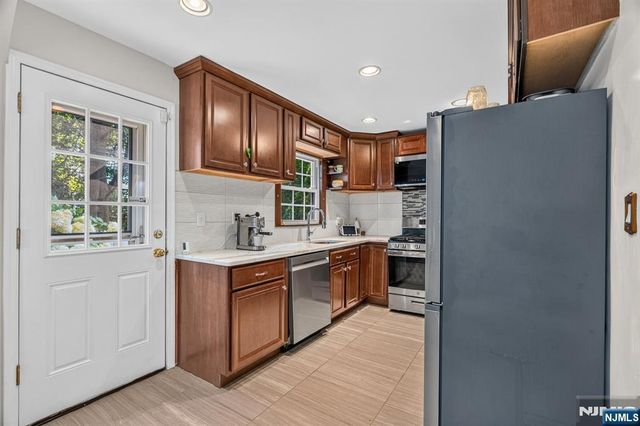 27 Grayson Place, Teaneck, NJ 07666