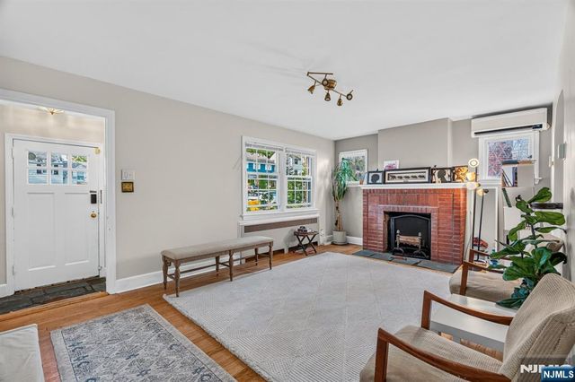 27 Grayson Place, Teaneck, NJ 07666