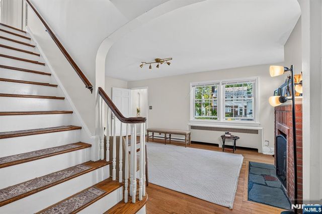 27 Grayson Place, Teaneck, NJ 07666