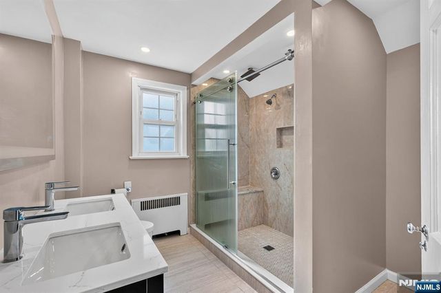 27 Grayson Place, Teaneck, NJ 07666