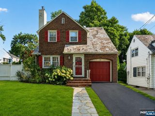 27 Grayson Place, Teaneck, NJ 07666