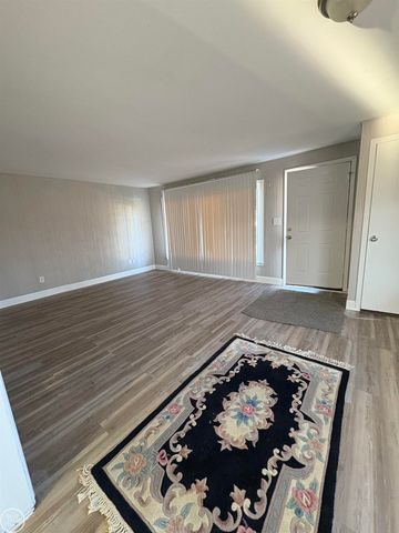 21700 Elizabeth Street, St Clair Shores, MI 48080