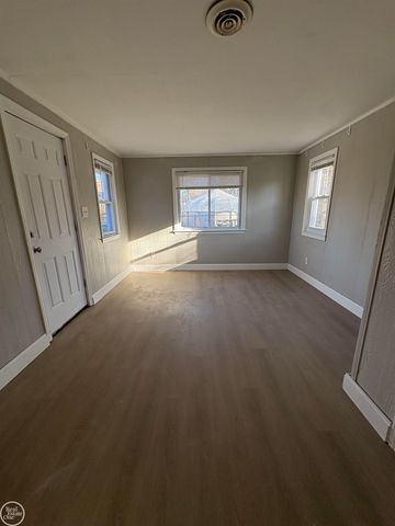 21700 Elizabeth Street, St Clair Shores, MI 48080