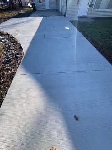 21700 Elizabeth Street, St Clair Shores, MI 48080