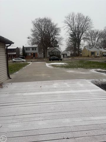 21700 Elizabeth Street, St Clair Shores, MI 48080